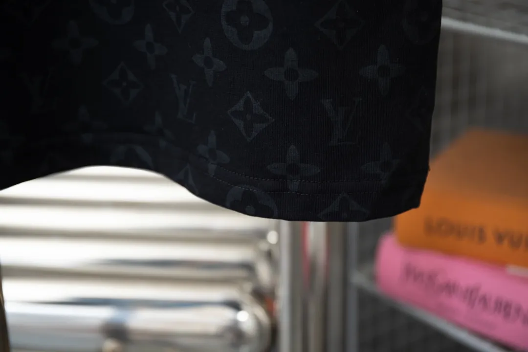 🅿️200 High quality Lv 25 new catwalk limited edition, dark patterned Monogram mechanism jacquard fabric, contrasting threaded V-neck design, sleeve splicing printing, official website synchronization, pure cotton fabric at the counter! Comfortable against the skin, durable and easy to wear, meticulous original craftsmanship, custom-made 260g vat-dyed fabric, very comfortable to the touch, latest brick cabinet synchronization, OS off-shoulder version, fashionable and individual, super versatile and good-looking, very suitable for both men and women, must-have style, hang tag, collar label, washed wheat, complete with three labels S M L XL